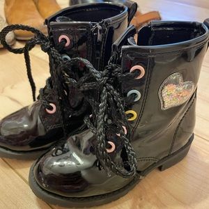 $10
Jelly pop Girls
Black patent boots with confetti heart
VGUC
